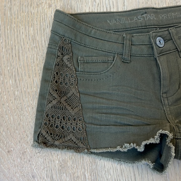 LIKE NEW! Army green Boho denim / jean cutoff shorts. Size 3 / Small. - Picture 4 of 12